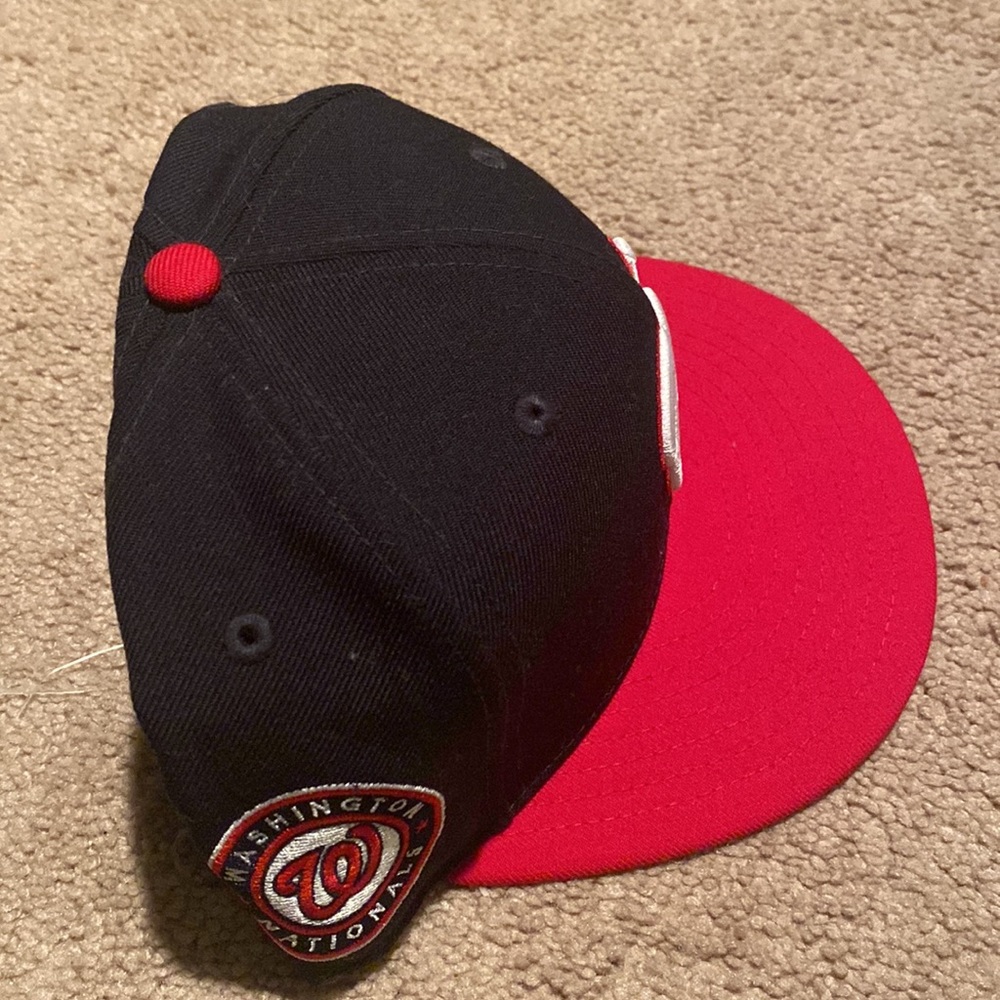 Snap back hat - Picture 4 of 4
